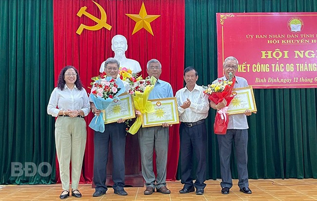 Hội Khuyến học tỉnh trao bằng khen của Hội Khuyến học Trung ương cho các đơn vị có thành tích xuất sắc. Ảnh: HỒ ĐIỆP Hội Khuyến học tỉnh trao bằng khen của Hội Khuyến học Trung ương cho các đơn vị có thành tích xuất sắc. Ảnh: HỒ ĐIỆP