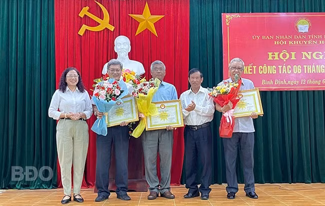 Hội Khuyến học tỉnh trao bằng khen của Hội Khuyến học Trung ương cho các đơn vị có thành tích xuất sắc. Ảnh: HỒ ĐIỆP