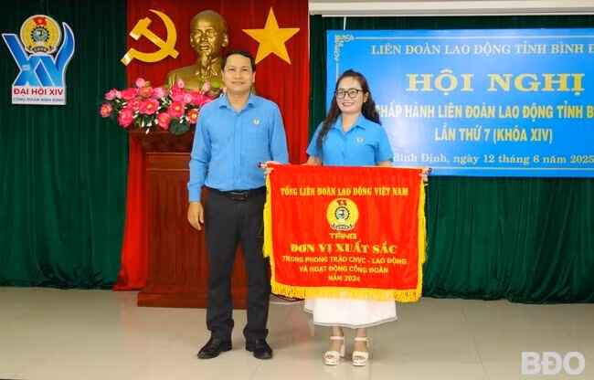 Tại Hội nghị, LĐLĐ TX An Nhơn được trao tặng Cờ thi đua xuất sắc năm 2024 của Tổng LĐLĐ Việt Nam. Ảnh: H.THU