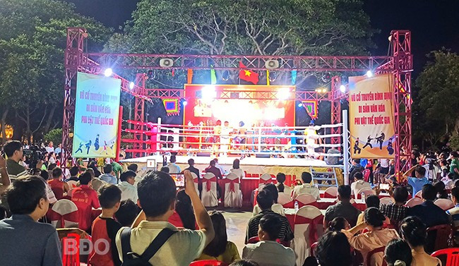 Đông đảo khán giả đến xem Đêm võ đài Bình Định. Ảnh: H.V