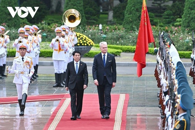 Chủ tịch nước Lương Cường và Tổng thống Litva Gitanas Nauseda duyệt đội danh dự.