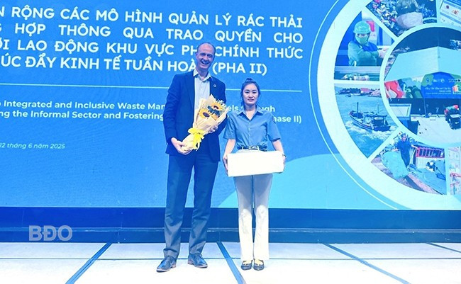 Hội thảo vinh danh cá nhân có thành tích xuất sắc của Tổ thu gom rác nhựa Cảng cá Quy Nhơn. Ảnh: N.N