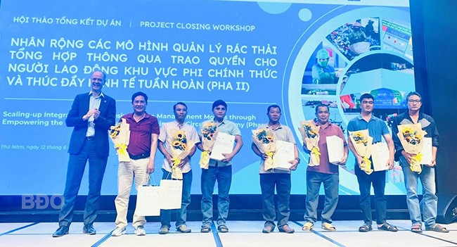 Các chủ tàu cá có thành tích thu gom rác về bờ được vinh danh và nhận quà. Ảnh: N.N