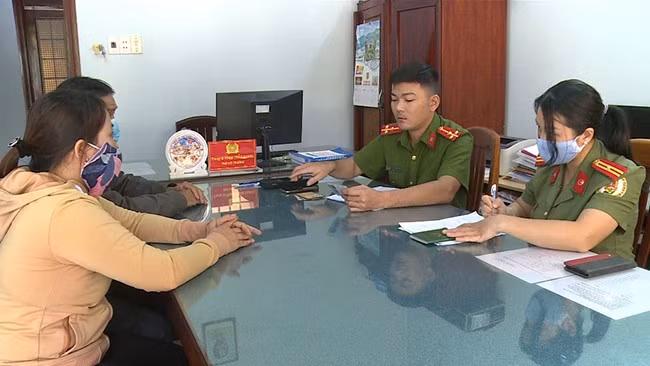 Cán bộ, chiến sĩ Phòng Quản lý xuất nhập cảnh hướng dẫn người dân thực hiện thủ tục về hộ chiếu. Ảnh: T.L Cán bộ, chiến sĩ Phòng Quản lý xuất nhập cảnh hướng dẫn người dân thực hiện thủ tục về hộ chiếu. Ảnh: T.L