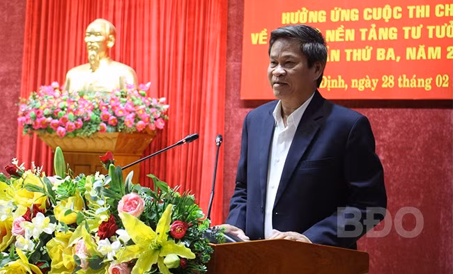 Trưởng Ban Tuyên giáo Tỉnh ủy Huỳnh Thanh Xuân phát biểu phát động hưởng ứng Cuộc thi. Ảnh: N.HÂN