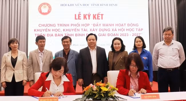 Phó Tổng Biên tập Báo Bình Định Nguyễn Thị Bích Sương (hàng đầu, bên phải) ký kết chương trình phối hợp “Đẩy mạnh hoạt động khuyến học, khuyến tài, xây dựng xã hội học tập trên địa bàn tỉnh Bình Định, giai đoạn 2023 - 2027” với Hội Khuyến học tỉnh. Ảnh: M.H