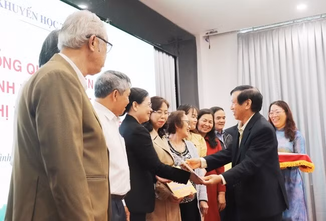 Hội Khuyến học tỉnh trao bảng tượng trưng Học bổng Khuyến học của Trung ương Hội Khuyến học Việt Nam và Quỹ Khuyến học Việt Nam. Ảnh: M.H