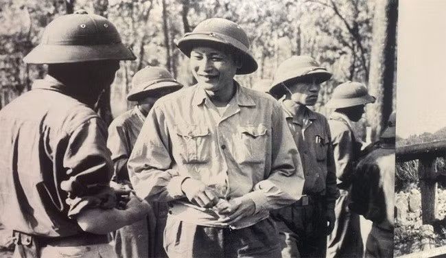 Trung tướng Đồng Sỹ Nguyên thăm, động viên chiến sĩ lái xe trước khi lên đường làm nhiệm vụ. (Ảnh tư liệu)