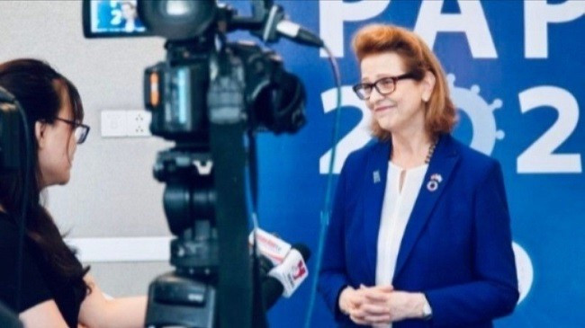 Phóng viên báo chí tác nghiệp. Phóng viên báo chí tác nghiệp.