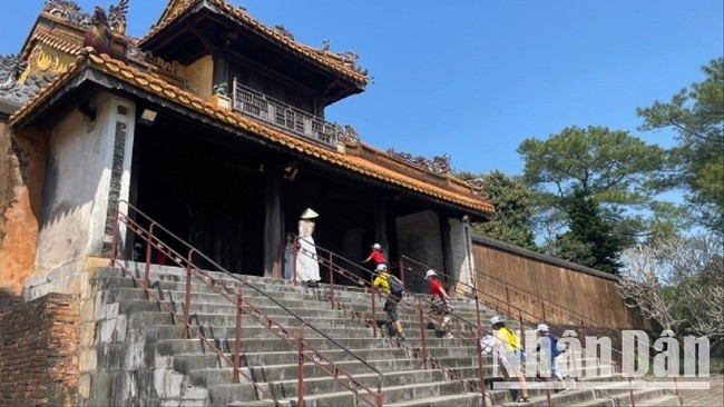 Học sinh tham quan tại Lăng vua Tự Đức (Huế).