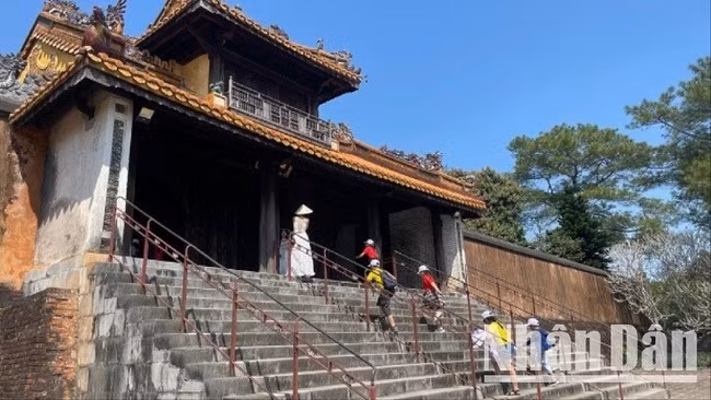 Học sinh tham quan tại Lăng vua Tự Đức (Huế).