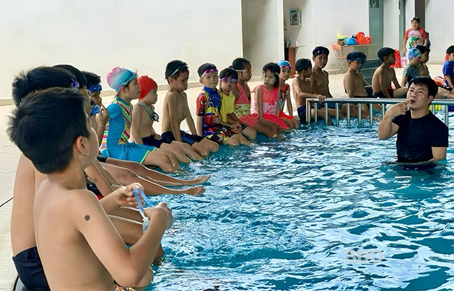 Các em nhỏ vui vẻ học bơi tại lớp dạy bơi miễn phí do Trung tâm hoạt động thanh thiếu nhi tỉnh tổ chức. Ảnh: T.K