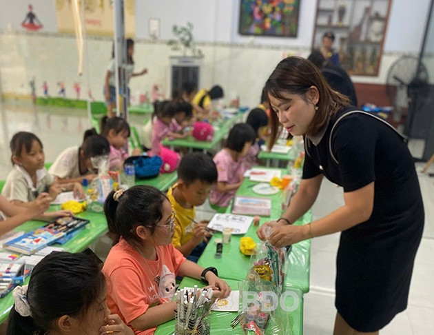 Lớp vẽ tại Trung tâm nghệ thuật An Nhiên thu hút đông đảo học sinh tham gia. Ảnh: HỒ ĐIỂM