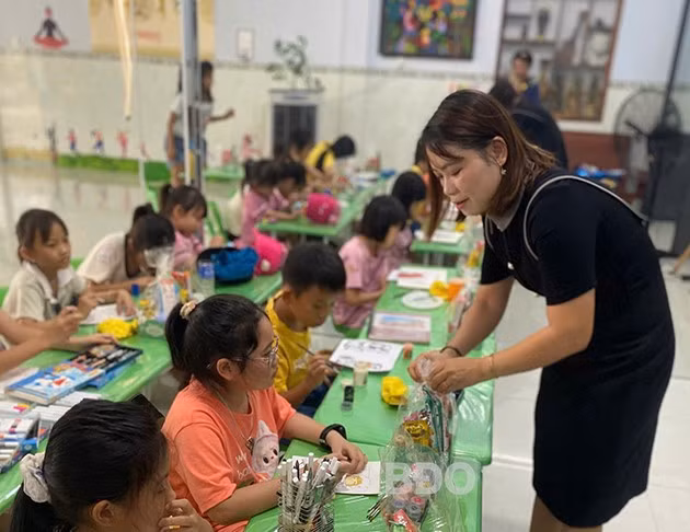 Lớp vẽ tại Trung tâm nghệ thuật An Nhiên thu hút đông đảo học sinh tham gia. Ảnh: HỒ ĐIỂM