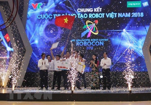 Ban tổ chức trao giải Nhất Robocon 2018 cho đội LH-ATM (Đại học Lạc Hồng). (Ảnh: Nguyễn Thảo/TTXVN) Ban tổ chức trao giải Nhất Robocon 2018 cho đội LH-ATM (Đại học Lạc Hồng). (Ảnh: Nguyễn Thảo/TTXVN)
