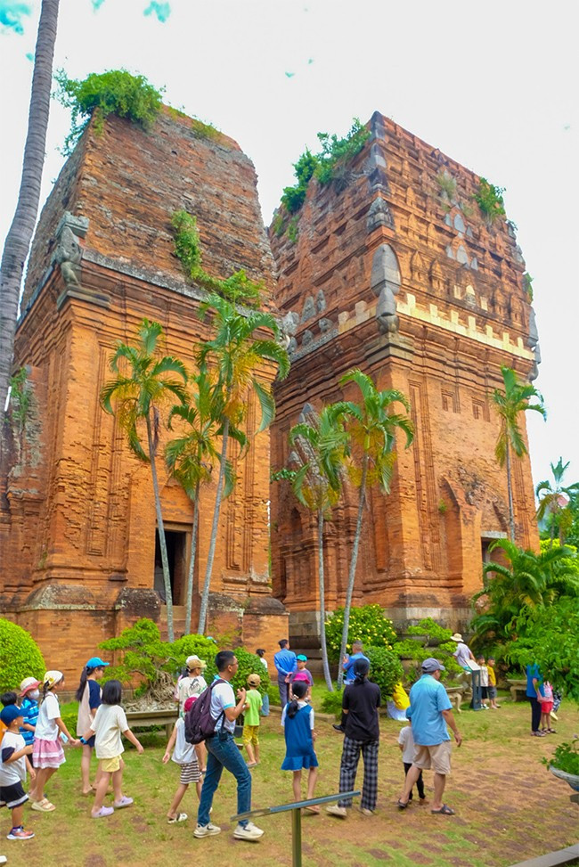Di tích tháp Đôi được nhiều du khách tìm đến tham quan khi về Quy Nhơn. Ảnh: ĐOAN NGỌC