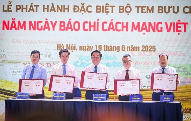 Các đại biểu thực hiện nghi thức ký phát hành bộ tem. (Ảnh: THÀNH ĐẠT)