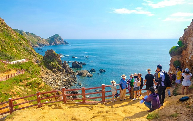 Du khách tham quan danh thắng Kỳ Co, ở xã Nhơn Lý (TP Quy Nhơn). Ảnh: ĐOAN NGỌC