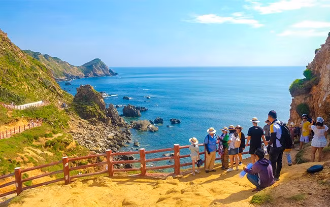 Du khách tham quan danh thắng Kỳ Co, ở xã Nhơn Lý (TP Quy Nhơn). Ảnh: ĐOAN NGỌC