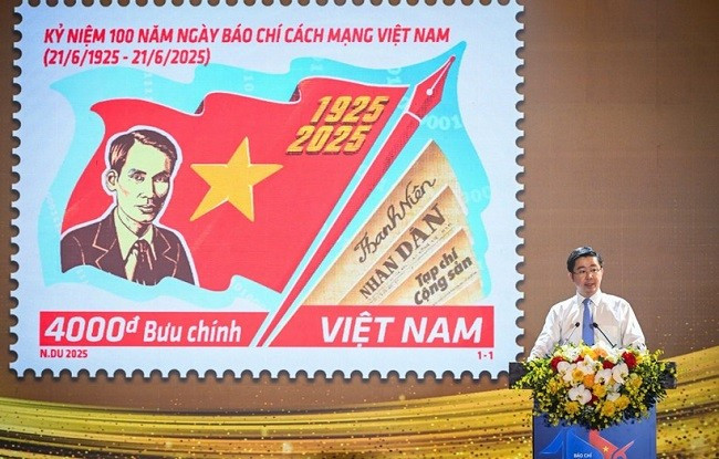 Đồng chí Bùi Hoàng Phương, Thứ trưởng Khoa học và Công nghệ giới thiệu về bộ tem. (Ảnh: THÀNH ĐẠT)