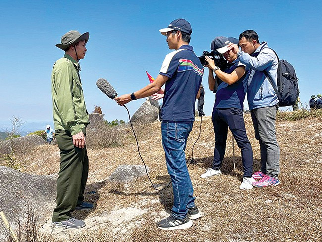 Phóng viên Báo Gia Lai tác nghiệp. Ảnh: MINH CHÂU