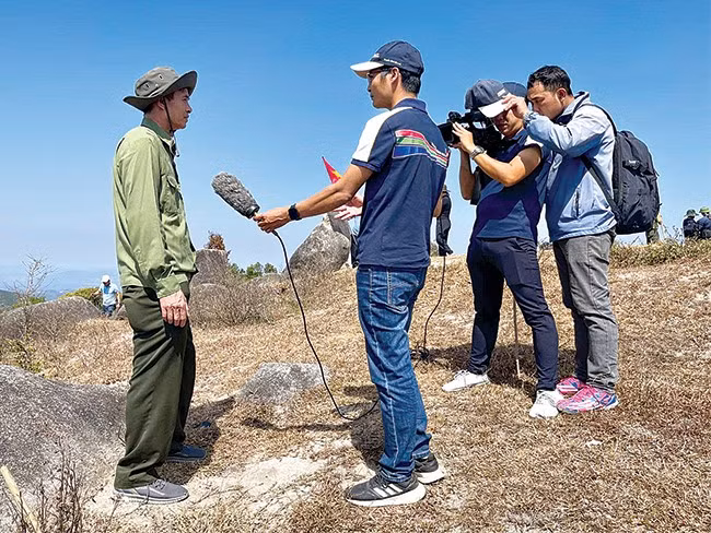 Phóng viên Báo Gia Lai tác nghiệp. Ảnh: MINH CHÂU