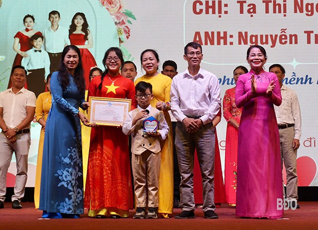 Hội LHPN tỉnh tặng thưởng, biểu dương các gia đình tiêu biểu năm 2025. Ảnh: T.K Hội LHPN tỉnh tặng thưởng, biểu dương các gia đình tiêu biểu năm 2025. Ảnh: T.K