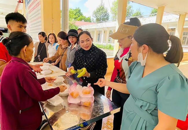 Chị Phạm Thị Thúy Phượng (thứ 3 từ phải sang) cùng CLB Nữ doanh nhân huyện Hoài Ân phát cơm miễn phí cho bệnh nhân nghèo tại TTYT huyện Hoài Ân. Ảnh: Hội LHPN huyện Hoài Ân