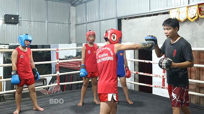 Dưới sự hướng dẫn của võ sư Nguyễn Văn Tân, các võ sĩ võ đường Năm Tân (TX An Nhơn) đang tập trung rèn luyện kỹ thuật cho giải đấu. Ảnh: H.V