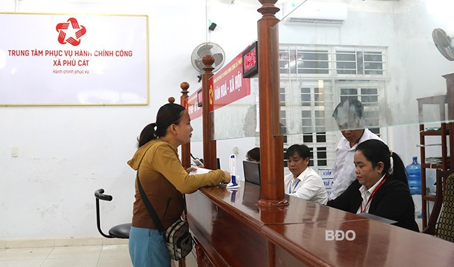 Người dân nộp hồ sơ trực tiếp tại Trung tâm Phục vụ hành chính công xã Phù Cát. Người dân nộp hồ sơ trực tiếp tại Trung tâm Phục vụ hành chính công xã Phù Cát.