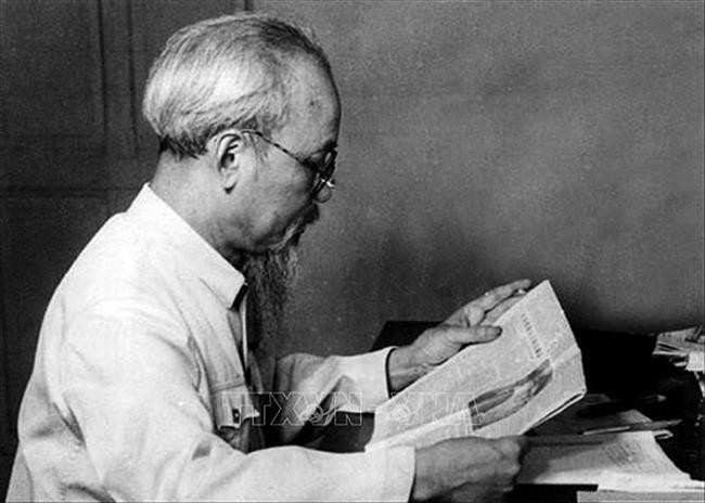 Báo chí là kênh thông tin vô cùng quan trọng của Bác. Ảnh: TTXVN