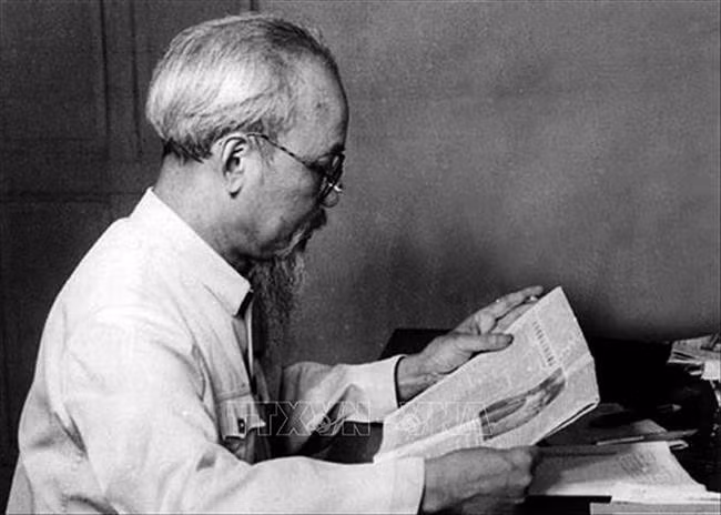 Báo chí là kênh thông tin vô cùng quan trọng của Bác. Ảnh: TTXVN Báo chí là kênh thông tin vô cùng quan trọng của Bác. Ảnh: TTXVN