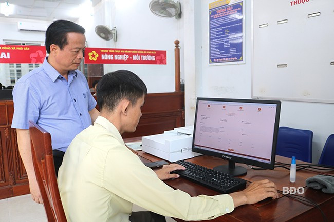 Người dân nộp hồ sơ trực tuyến trên Cổng Dịch vụ công quốc gia tại Trung tâm Phục vụ hành chính công xã Phù Cát. Người dân nộp hồ sơ trực tuyến trên Cổng Dịch vụ công quốc gia tại Trung tâm Phục vụ hành chính công xã Phù Cát.