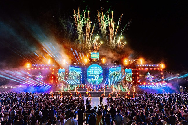 Đêm khai mạc Lễ hội du lịch hè Bình Định 2025 diễn ra hoành tráng tối 13.6, thu hút rất đông khán giả. Ảnh: Sở Văn hóa, Thể thao và Du lịch