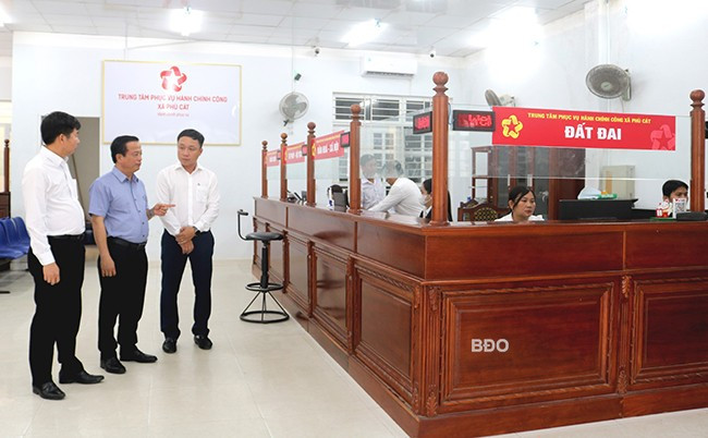 Phó Chủ tịch Thường trực UBND tỉnh Nguyễn Tuấn Thanh (giữa) kiểm tra công tác triển khai vận hành thử nghiệm việc xử lý, gửi/nhận văn bản điện tử liên thông và giải quyết hồ sơ TTHC tại xã Phù Cát. Phó Chủ tịch Thường trực UBND tỉnh Nguyễn Tuấn Thanh (giữa) kiểm tra công tác triển khai vận hành thử nghiệm việc xử lý, gửi/nhận văn bản điện tử liên thông và giải quyết hồ sơ TTHC tại xã Phù Cát.