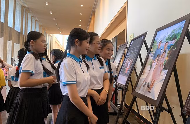 Các em nhỏ hào hứng tham quan Triển lãm ảnh “Nét đẹp gia đình”. Ảnh: T.K Các em nhỏ hào hứng tham quan Triển lãm ảnh “Nét đẹp gia đình”. Ảnh: T.K