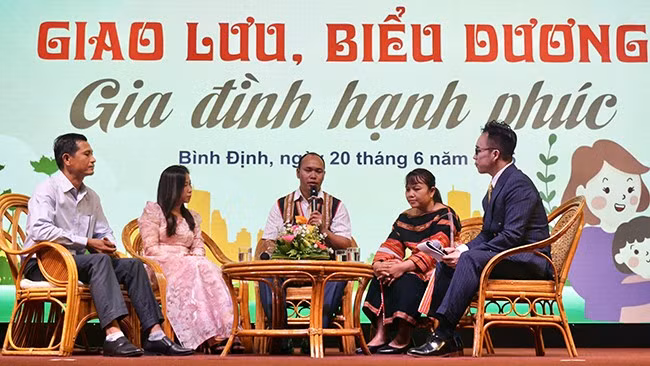 Các gia đình tiêu biểu giao lưu, chia sẻ câu chuyện gìn giữ hạnh phúc. Ảnh: T.K Các gia đình tiêu biểu giao lưu, chia sẻ câu chuyện gìn giữ hạnh phúc. Ảnh: T.K