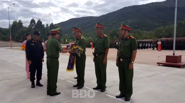 Thiếu tướng Bùi Tiến Cam, Phó Tư lệnh CSCĐ (Bộ Công an) tặng hoa và cờ lưu niệm cho các đơn vị tham gia.