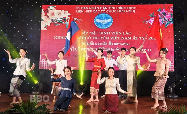 Sinh viên Lào biểu diễn tại chương trình gặp mặt nhân dịp tết Nguyên đán Ất Tỵ 2025, do Liên hiệp các tổ chức hữu nghị tỉnh tổ chức tại TP Quy Nhơn, ngày 16.1. Ảnh: H.THU