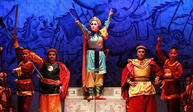 NSƯT Băng Châu khắc họa hình ảnh nữ tướng Bùi Thị Xuân trong vở bài chòi Chói rạng sơn hà. Ảnh: Nhà hát Nghệ thuật truyền thống