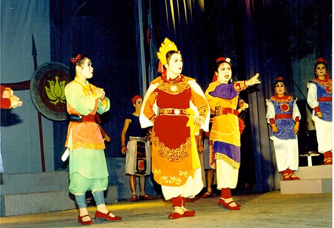 NSND Phương Thảo (giữa) vào vai Bùi Thị Xuân trong vở tuồng Bùi Thị Xuân hồi kết cuộc. Ảnh: Nhà hát Nghệ thuật truyền thống