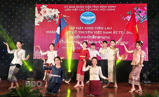 Sinh viên Lào biểu diễn tại chương trình gặp mặt nhân dịp tết Nguyên đán Ất Tỵ 2025, do Liên hiệp các tổ chức hữu nghị tỉnh tổ chức tại TP Quy Nhơn, ngày 16.1. Ảnh: H.THU Sinh viên Lào biểu diễn tại chương trình gặp mặt nhân dịp tết Nguyên đán Ất Tỵ 2025, do Liên hiệp các tổ chức hữu nghị tỉnh tổ chức tại TP Quy Nhơn, ngày 16.1. Ảnh: H.THU