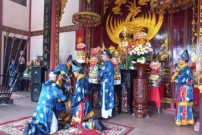 Người dân Tây Sơn tổ chức lễ giỗ nữ tướng Bùi Thị Xuân vào ngày 6.11 âm lịch hằng năm tại Đền thờ Đô đốc Bùi Thị Xuân ở thị trấn Phú Phong (Tây Sơn). Ảnh: ĐỨC LINH