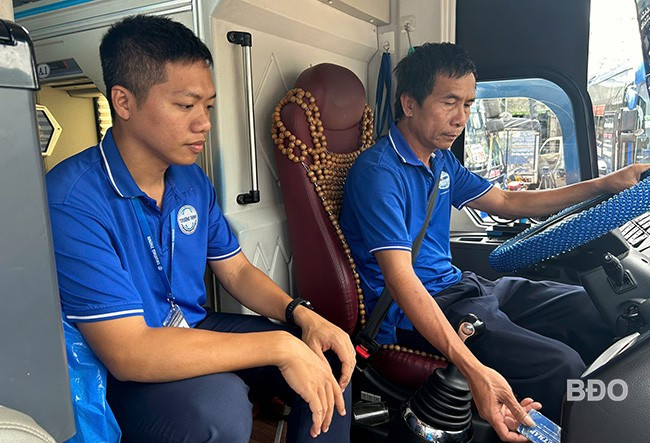 Thông qua hệ thống định vị và giám sát hành trình GPS sẽ kiểm soát chặt thời gian lái xe của tài xế theo quy định. - Trong ảnh: Tài xế tiến hành cà thẻ trước khi thực hiện hành trình lái xe. Ảnh: K.ANH Thông qua hệ thống định vị và giám sát hành trình GPS sẽ kiểm soát chặt thời gian lái xe của tài xế theo quy định. - Trong ảnh: Tài xế tiến hành cà thẻ trước khi thực hiện hành trình lái xe. Ảnh: K.ANH