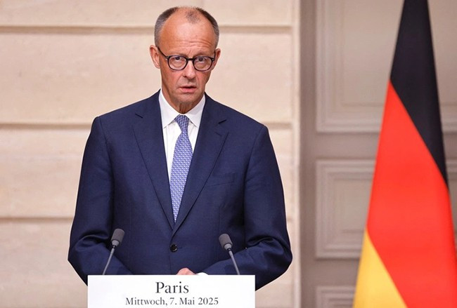 Tân Thủ tướng Đức Friedrich Merz phát biểu trong buổi họp báo tại thủ đô Paris ngày 7.5 - Ảnh: AFP