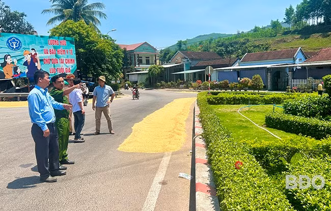 Ban ATGT tỉnh khảo sát tại nút giao mũi tàu phía Nam phường Hoài Đức (TX Hoài Nhơn) để cải tạo lại, đảm bảo giao thông an toàn. Ảnh: K.A