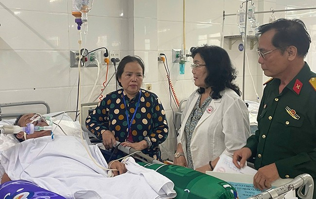 Đại diện các đơn vị thăm, trao tiền hỗ trợ cho gia đình ông Sương. Ảnh: ĐVCC