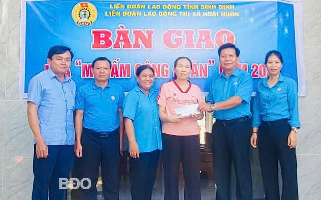 Lãnh đạo LĐLĐ thị xã bàn giao Mái ấm công đoàn cho chị Nguyễn Thị Hiệp, công nhân Công ty CP May Tam Quan. Ảnh: T.N Lãnh đạo LĐLĐ thị xã bàn giao Mái ấm công đoàn cho chị Nguyễn Thị Hiệp, công nhân Công ty CP May Tam Quan. Ảnh: T.N