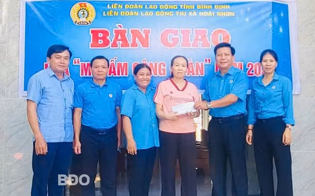 Lãnh đạo LĐLĐ thị xã bàn giao Mái ấm công đoàn cho chị Nguyễn Thị Hiệp, công nhân Công ty CP May Tam Quan. Ảnh: T.N