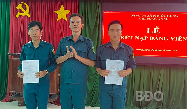 Kết nạp đảng viên mới tại Chi bộ Quân sự thuộc Đảng bộ xã Phước Hưng, huyện Tuy Phước. Ảnh: ĐVCC